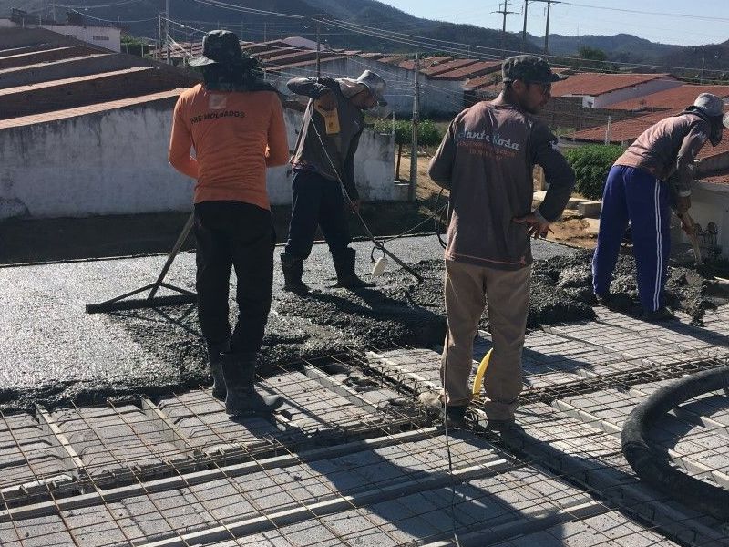 Obras em etapas distintas 