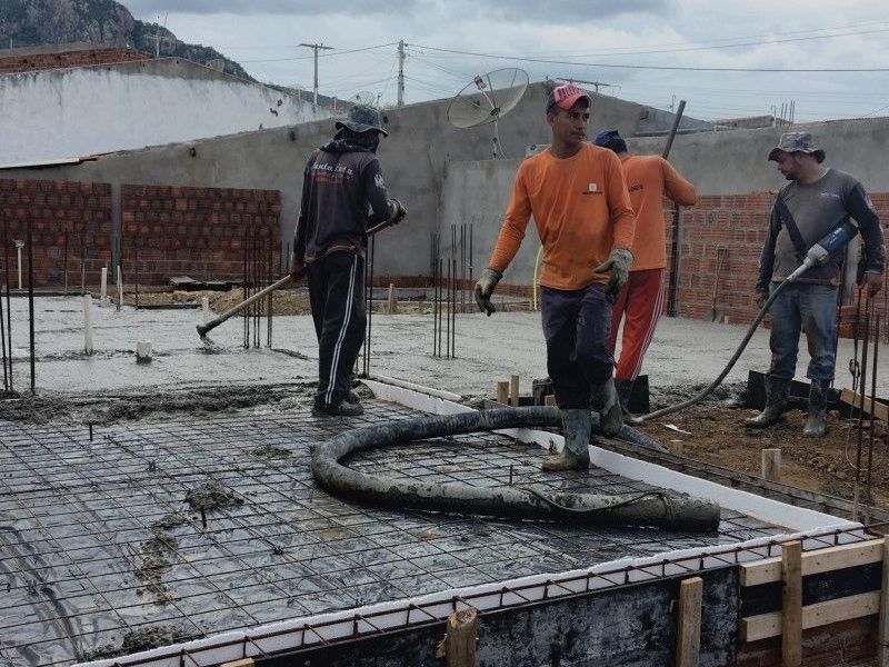 Obras em etapas distintas 